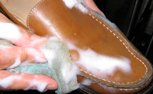 靴クリーニングの専用洗剤+職人手洗い実際の様子